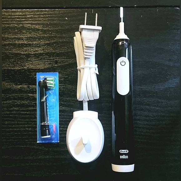 Oral-B Pro 1000 Rechargeable Electric Toothbrush, Black - Picture 10 of 10